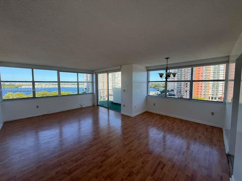 Active With Contract: $2,000 (2 beds, 2 baths, 1222 Square Feet)