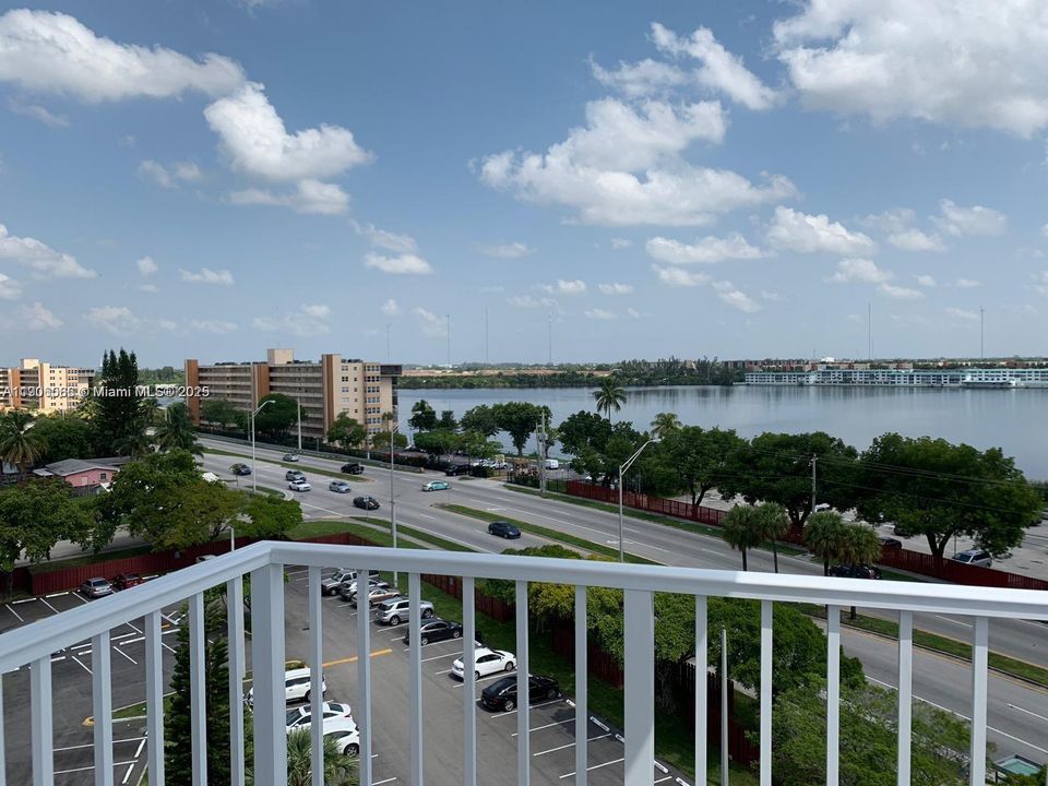 Active With Contract: $2,000 (2 beds, 2 baths, 1222 Square Feet)