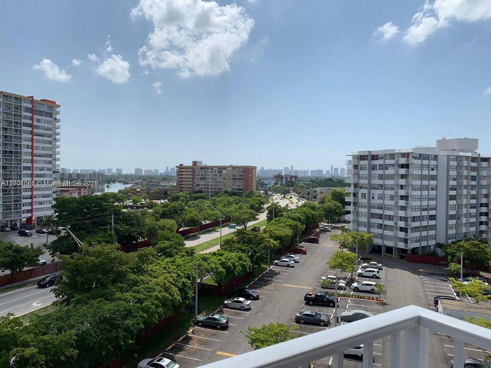 Active With Contract: $2,000 (2 beds, 2 baths, 1222 Square Feet)