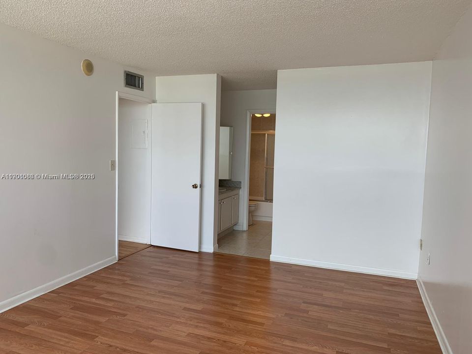 Active With Contract: $2,000 (2 beds, 2 baths, 1222 Square Feet)