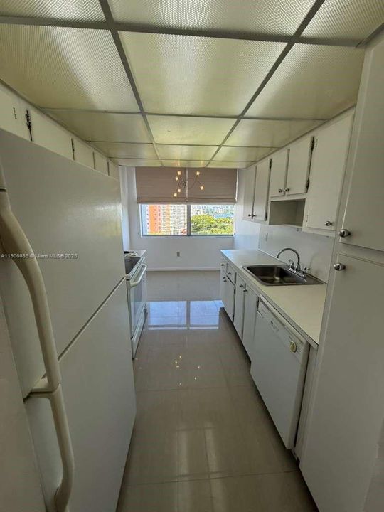 Active With Contract: $2,000 (2 beds, 2 baths, 1222 Square Feet)