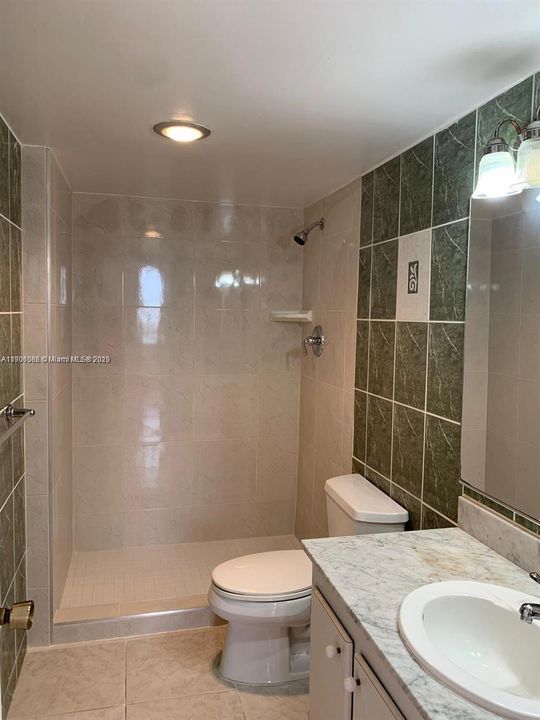 Active With Contract: $2,000 (2 beds, 2 baths, 1222 Square Feet)