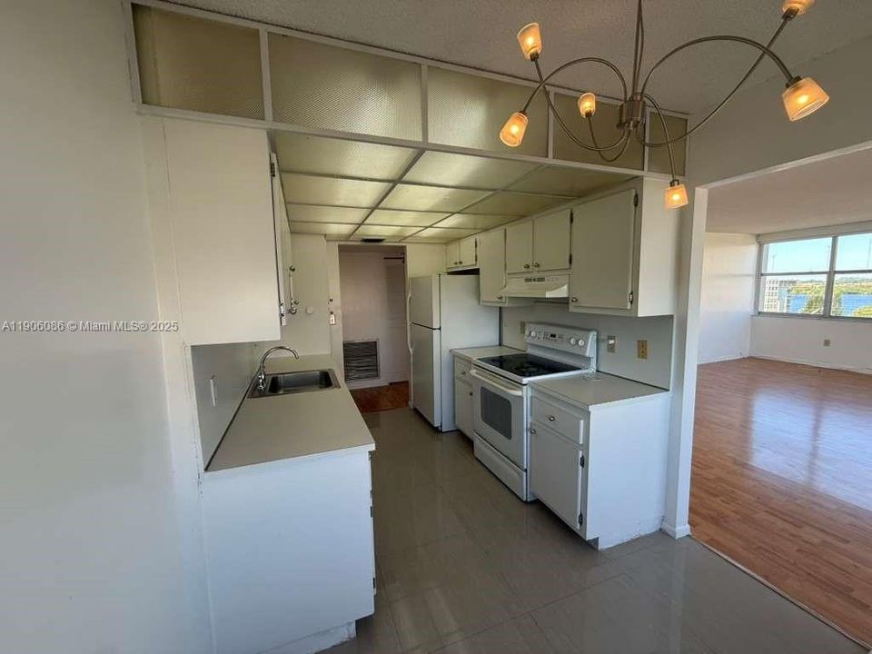 Active With Contract: $2,000 (2 beds, 2 baths, 1222 Square Feet)