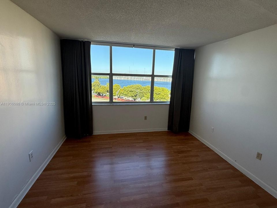 Active With Contract: $2,000 (2 beds, 2 baths, 1222 Square Feet)