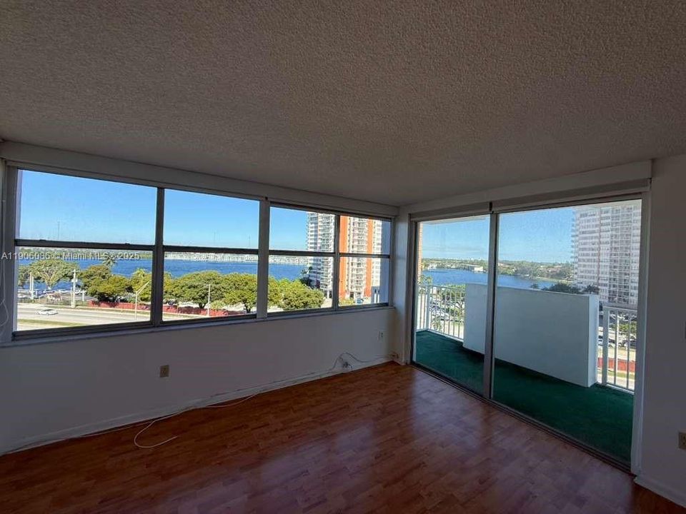 Active With Contract: $2,000 (2 beds, 2 baths, 1222 Square Feet)