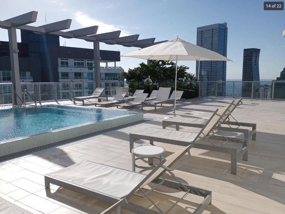 Под контрактом: $2,550 (0 спален, 1 ванн, 530 Квадратных фут)