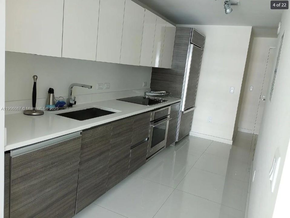 Под контрактом: $2,550 (0 спален, 1 ванн, 530 Квадратных фут)