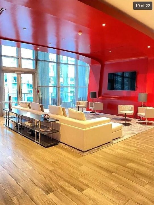 Под контрактом: $2,550 (0 спален, 1 ванн, 530 Квадратных фут)