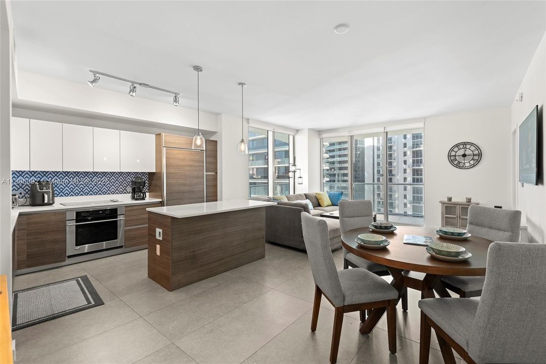 For Sale: $799,000 (2 beds, 2 baths, 1165 Square Feet)