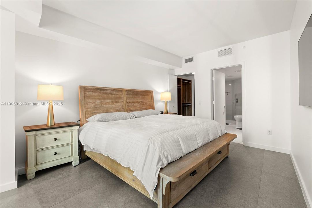 For Sale: $799,000 (2 beds, 2 baths, 1165 Square Feet)