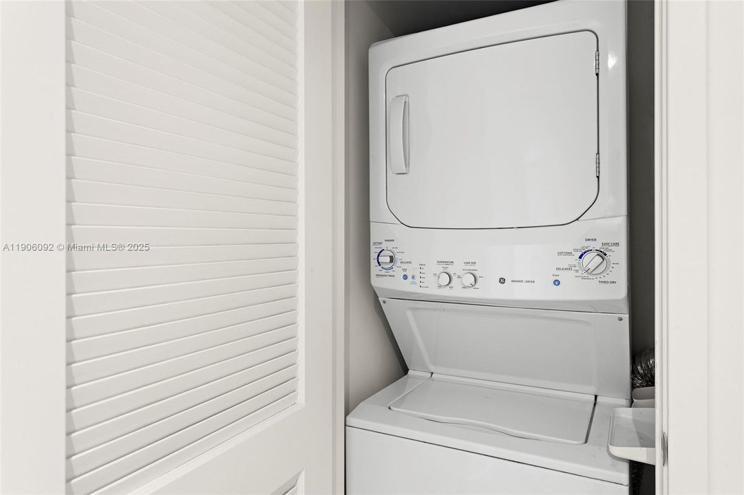 For Sale: $799,000 (2 beds, 2 baths, 1165 Square Feet)