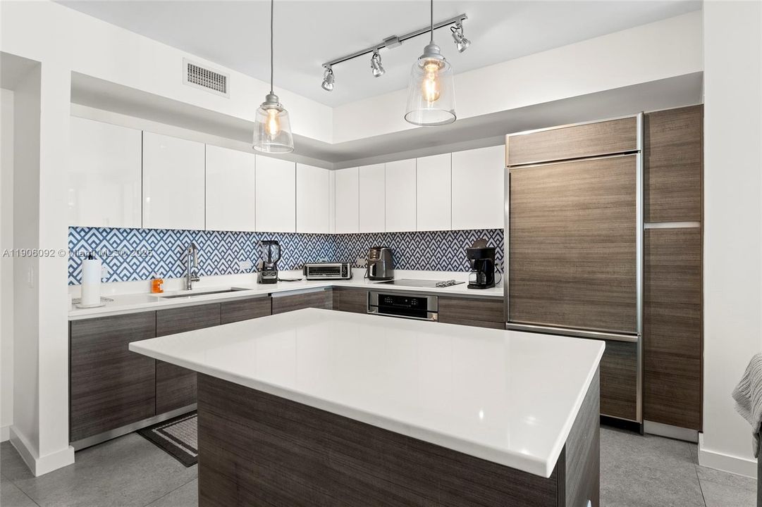 For Sale: $799,000 (2 beds, 2 baths, 1165 Square Feet)