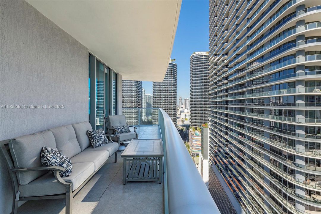 For Sale: $799,000 (2 beds, 2 baths, 1165 Square Feet)