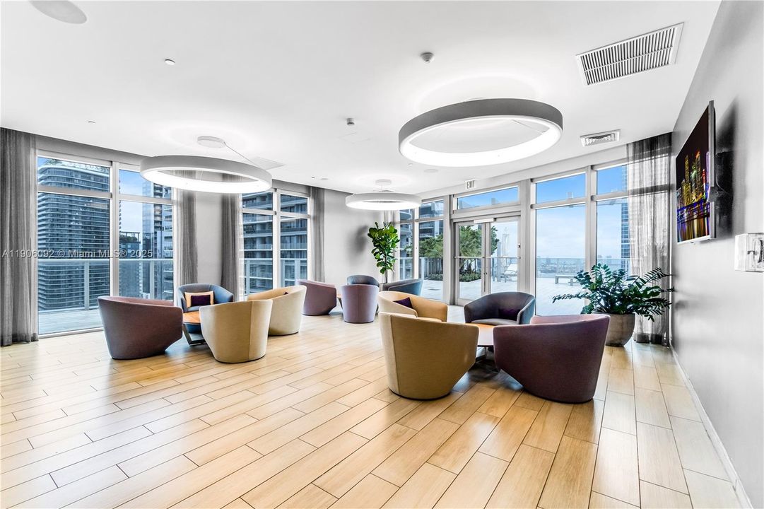 For Sale: $799,000 (2 beds, 2 baths, 1165 Square Feet)