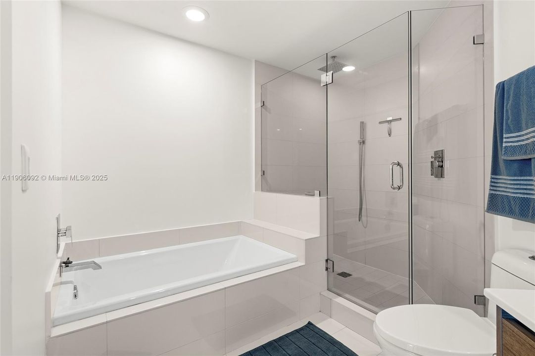 For Sale: $799,000 (2 beds, 2 baths, 1165 Square Feet)