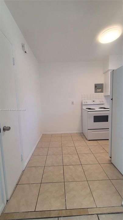 Active With Contract: $1,650 (1 beds, 1 baths, 600 Square Feet)