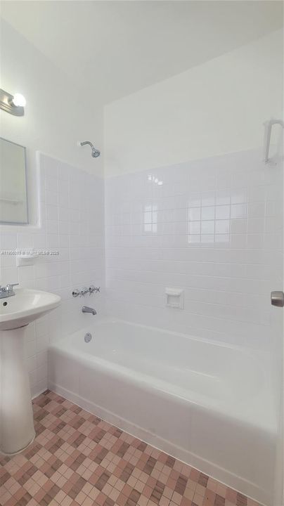 Active With Contract: $1,650 (1 beds, 1 baths, 600 Square Feet)