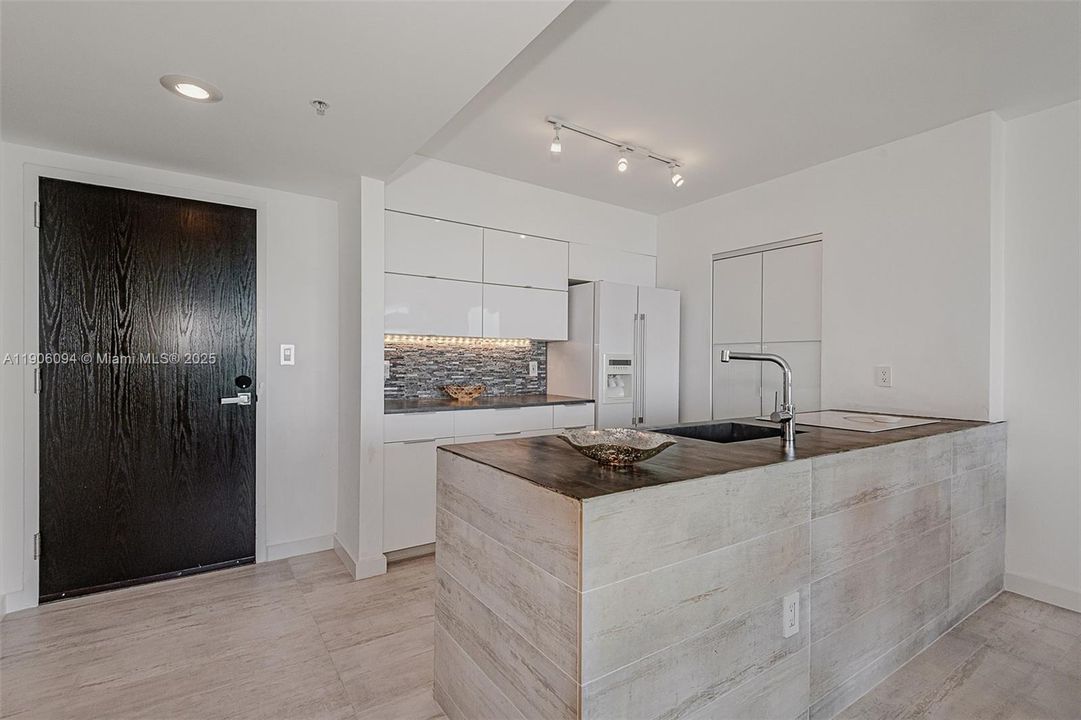 待售: $940,000 (1 贝兹, 1 浴室, 780 平方英尺)