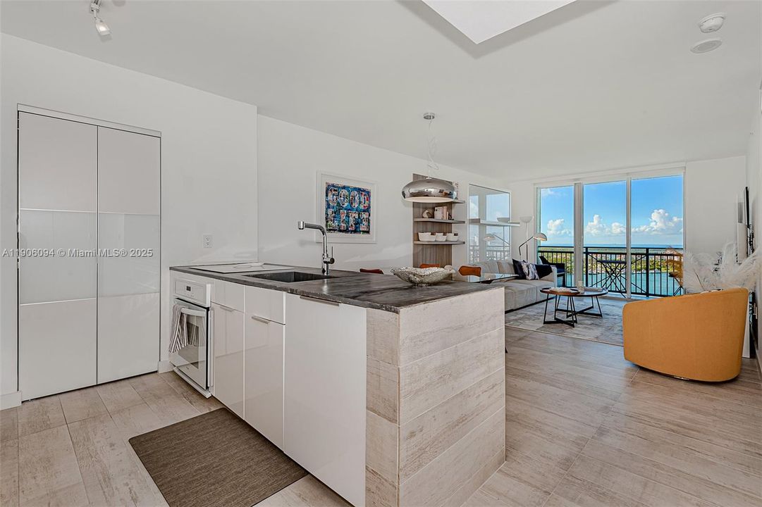 待售: $940,000 (1 贝兹, 1 浴室, 780 平方英尺)