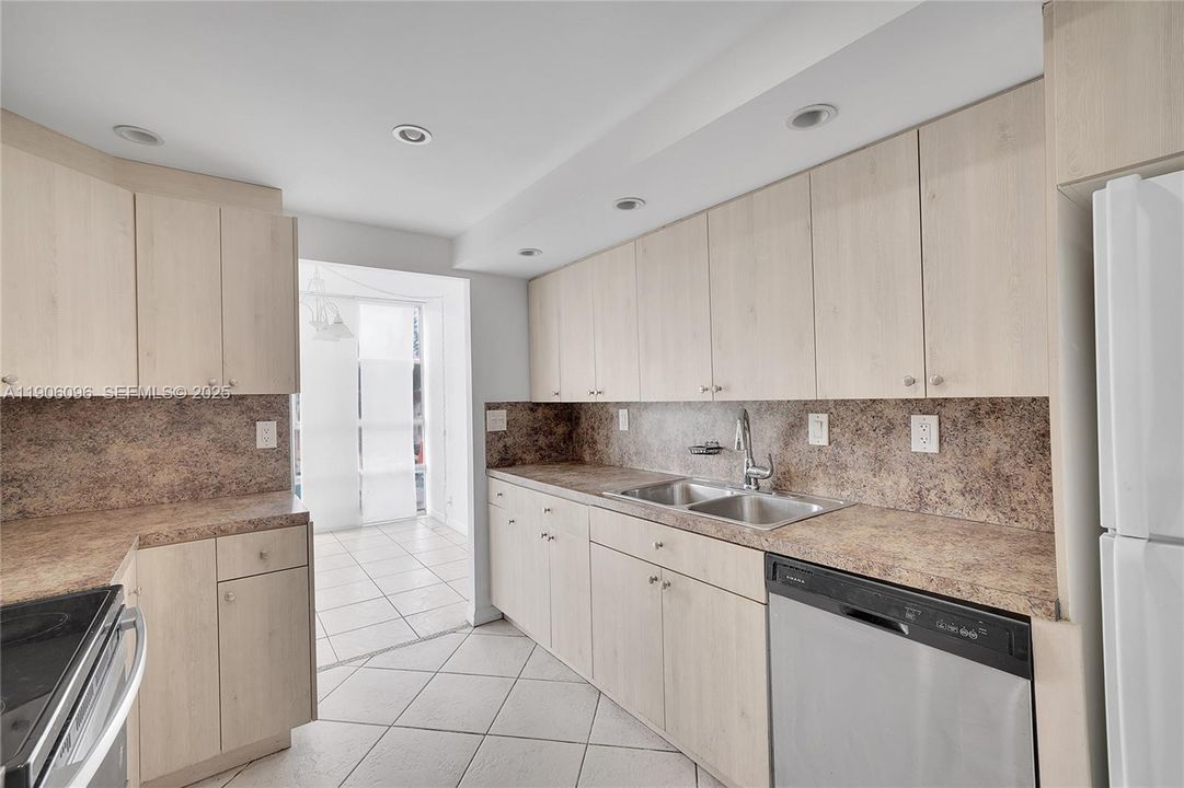 For Sale: $280,000 (2 beds, 2 baths, 1450 Square Feet)