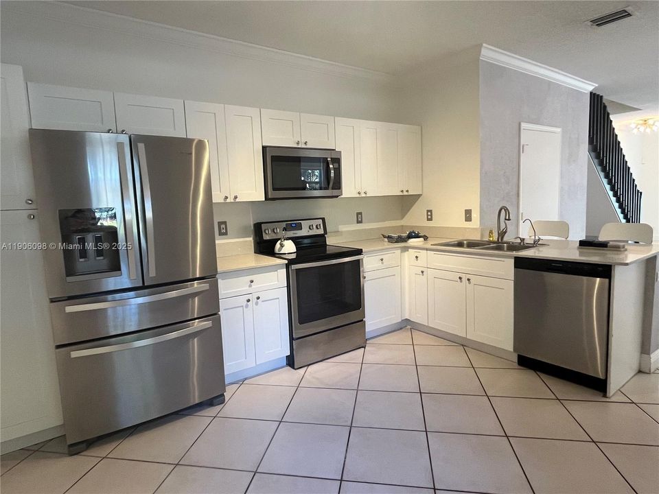 For Rent: $3,600 (4 beds, 2 baths, 1737 Square Feet)