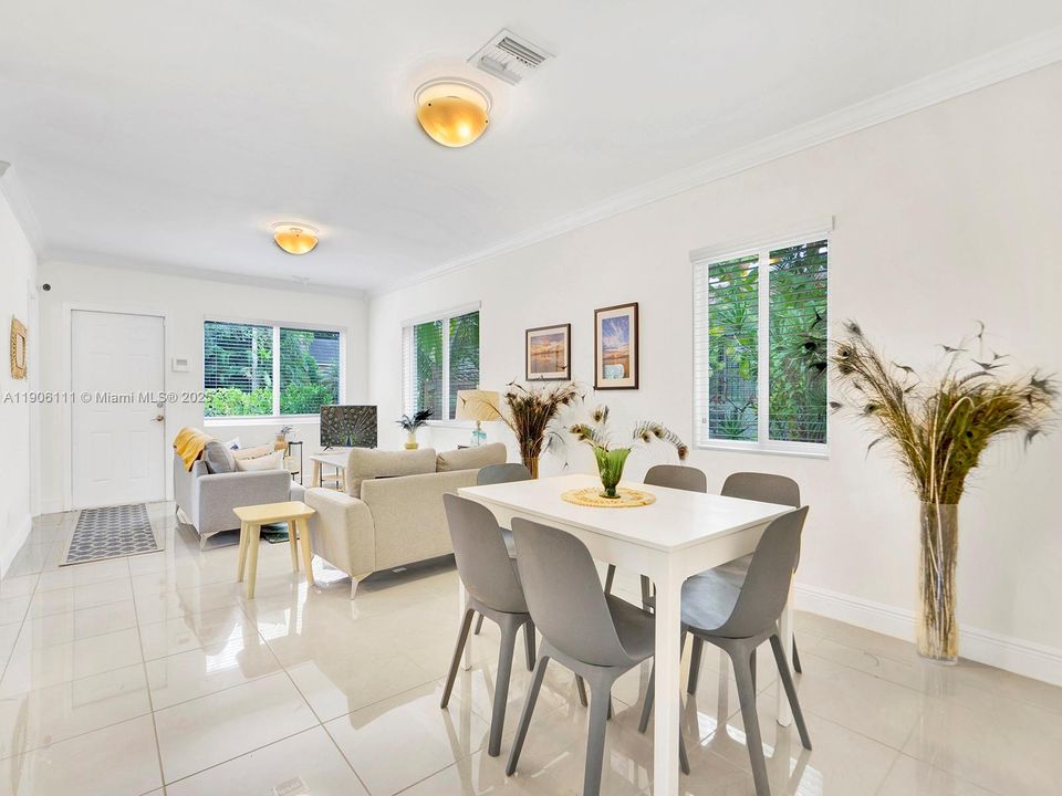 出租: $5,700 (4 贝兹, 2 浴室, 1320 平方英尺)