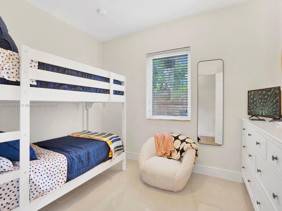 出租: $5,700 (4 贝兹, 2 浴室, 1320 平方英尺)