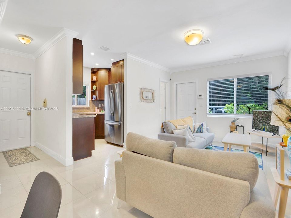 出租: $5,700 (4 贝兹, 2 浴室, 1320 平方英尺)