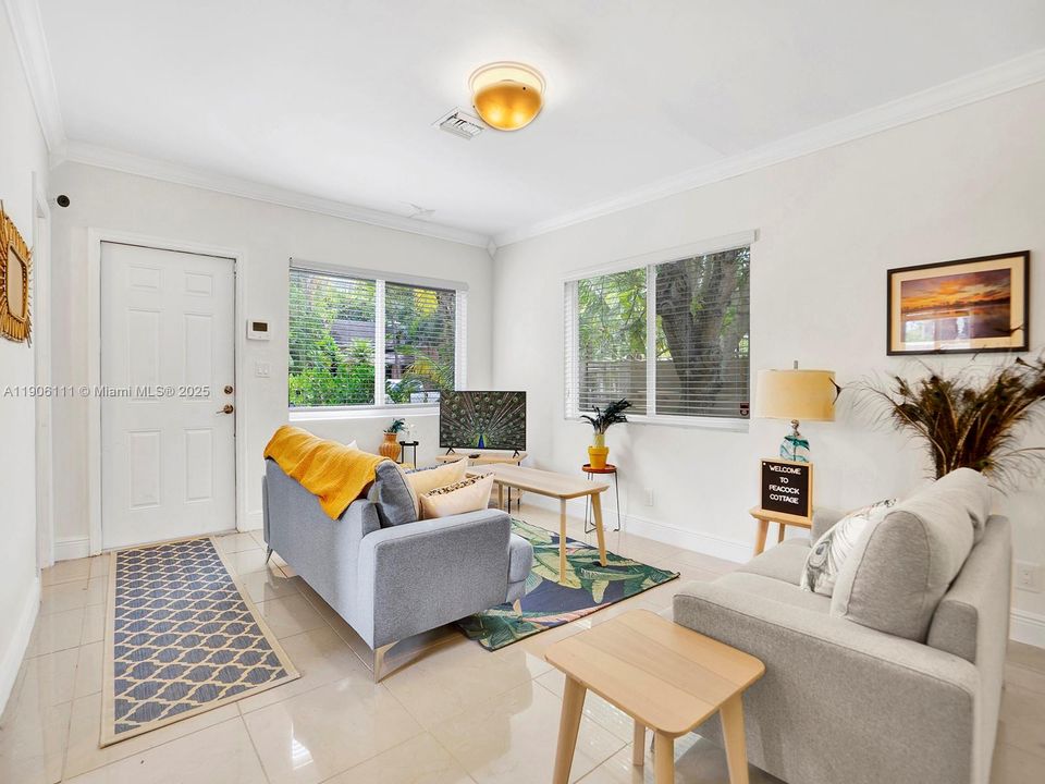 出租: $5,700 (4 贝兹, 2 浴室, 1320 平方英尺)