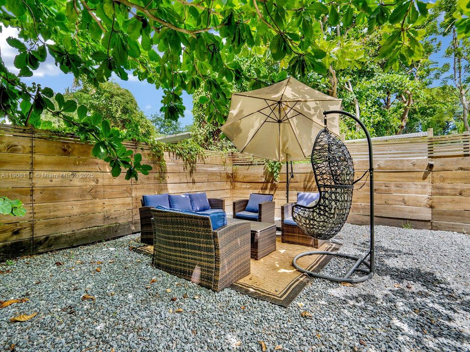 出租: $5,700 (4 贝兹, 2 浴室, 1320 平方英尺)