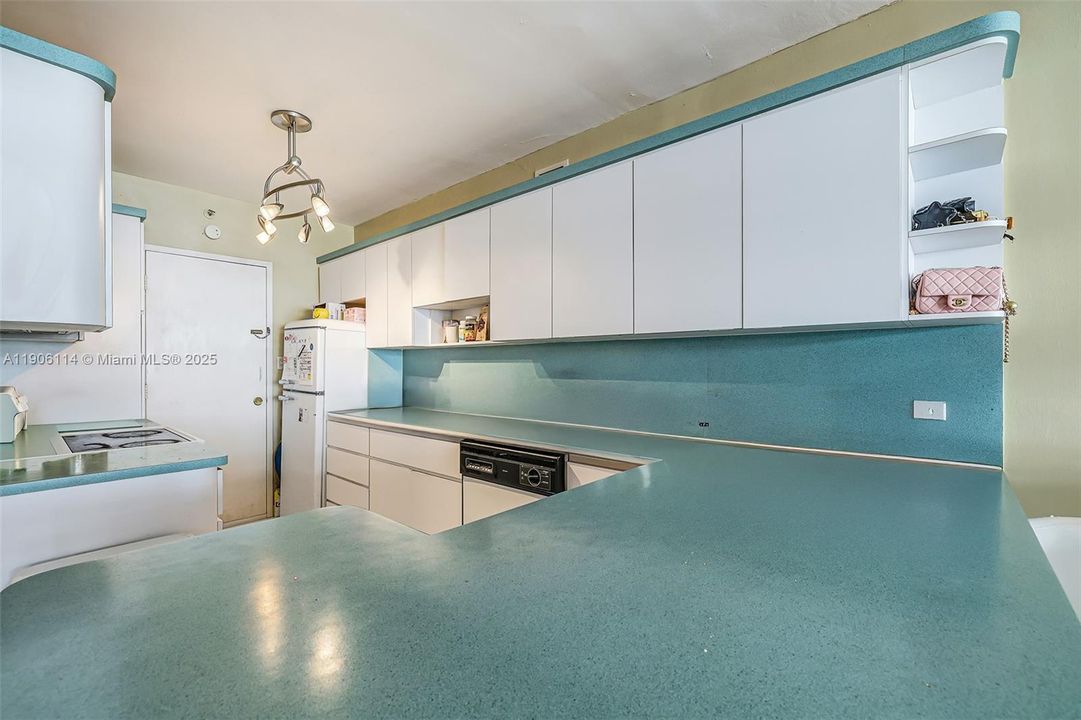 For Sale: $499,900 (1 beds, 1 baths, 820 Square Feet)