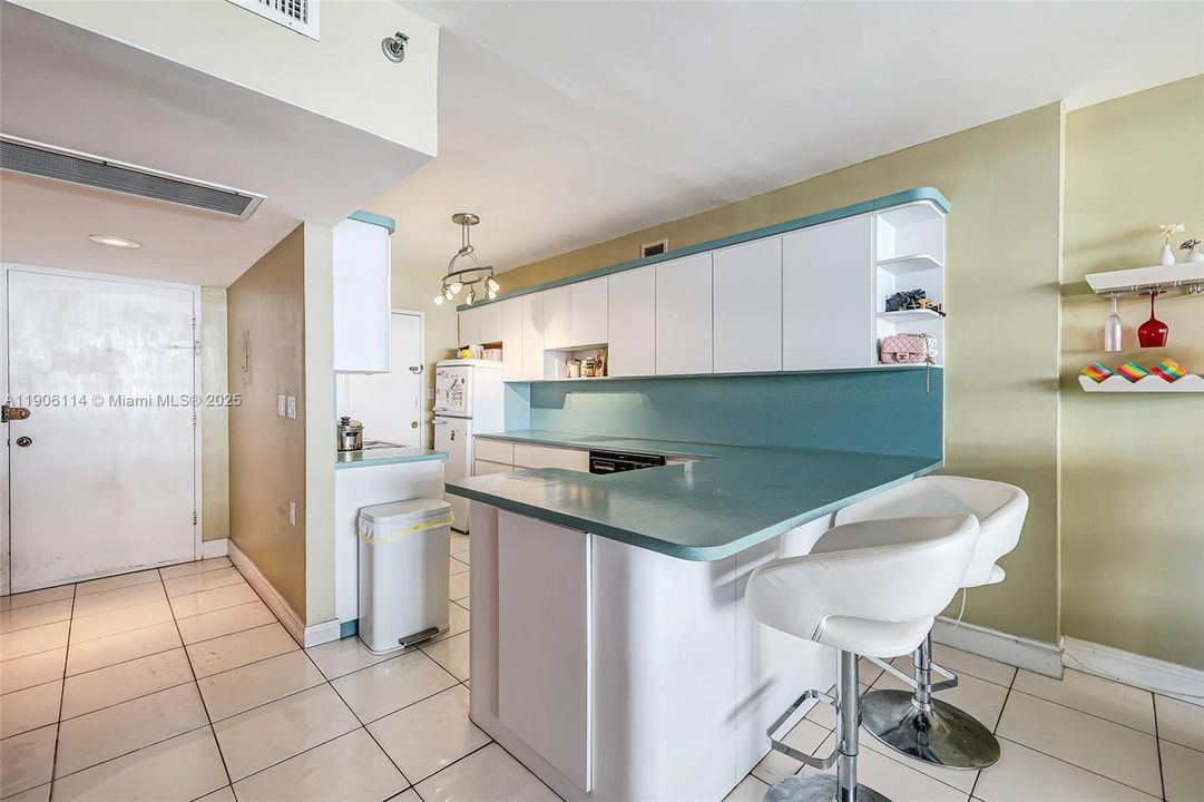 For Sale: $499,900 (1 beds, 1 baths, 820 Square Feet)