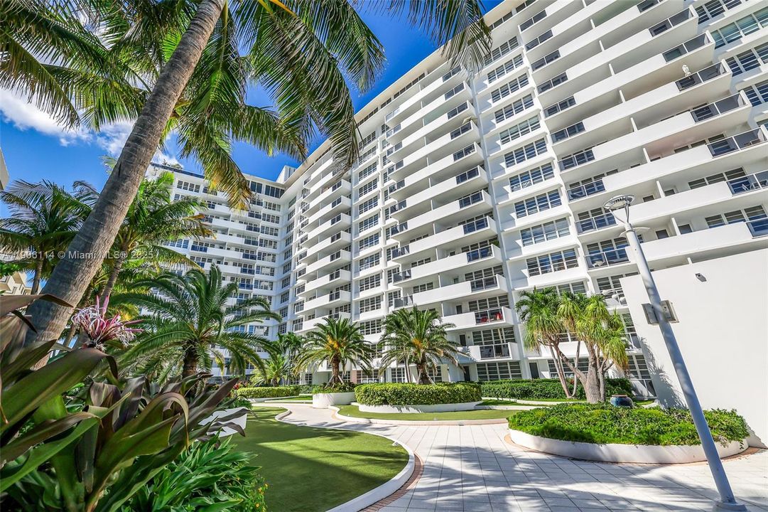 For Sale: $499,900 (1 beds, 1 baths, 820 Square Feet)