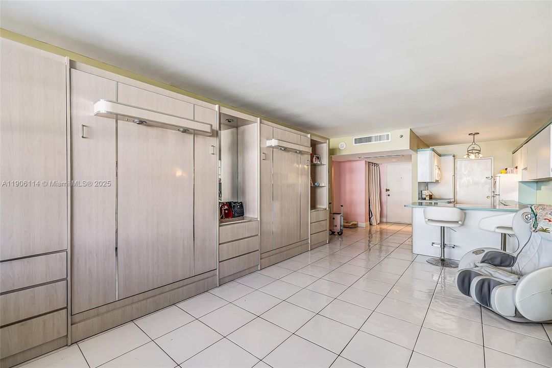 For Sale: $499,900 (1 beds, 1 baths, 820 Square Feet)