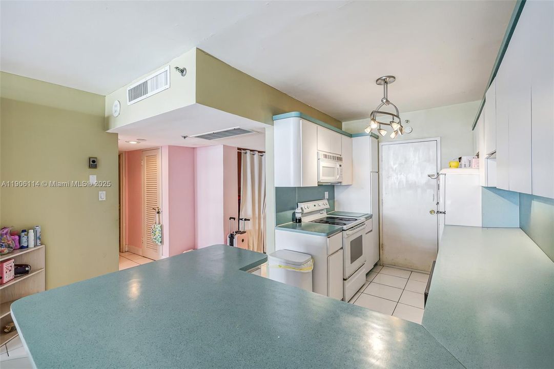 For Sale: $499,900 (1 beds, 1 baths, 820 Square Feet)