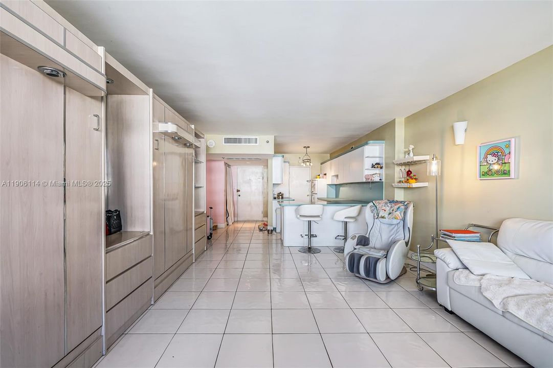For Sale: $499,900 (1 beds, 1 baths, 820 Square Feet)