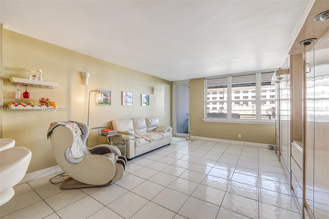For Sale: $499,900 (1 beds, 1 baths, 820 Square Feet)