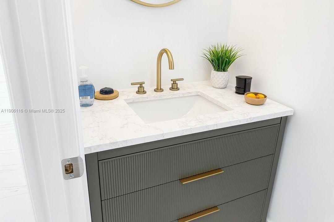 待售: $310,000 (1 贝兹, 1 浴室, 800 平方英尺)