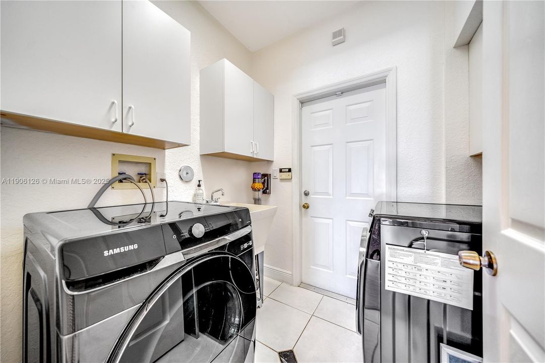 For Sale: $1,490,000 (3 beds, 2 baths, 2514 Square Feet)