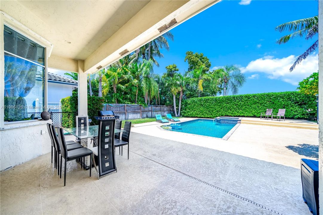 For Sale: $1,490,000 (3 beds, 2 baths, 2514 Square Feet)