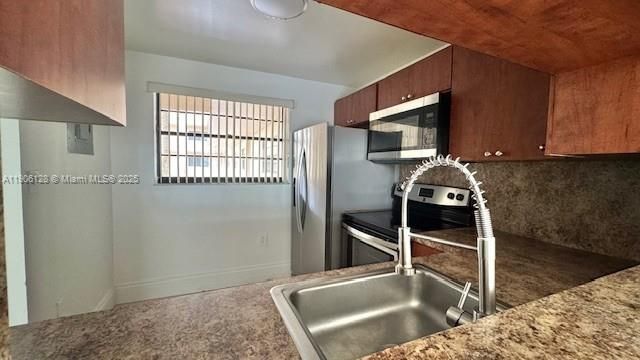 Под контрактом: $1,800 (1 спален, 1 ванн, 727 Квадратных фут)