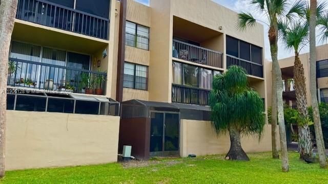 Под контрактом: $1,800 (1 спален, 1 ванн, 727 Квадратных фут)