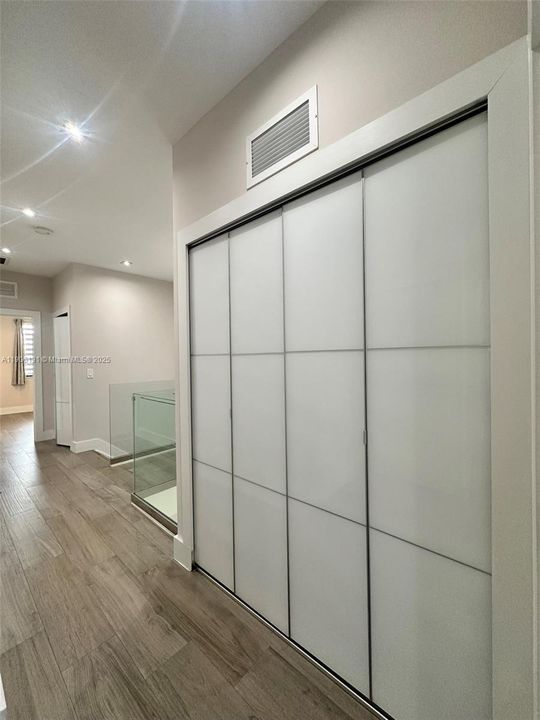 Activo con contrato: $4,570 (4 camas, 2 baños, 1850 Pies cuadrados)