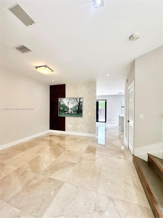 Activo con contrato: $4,570 (4 camas, 2 baños, 1850 Pies cuadrados)