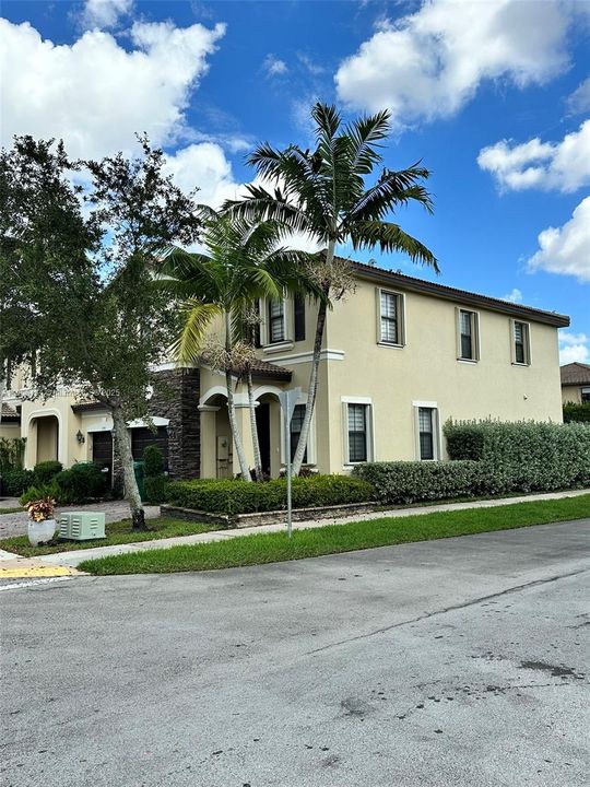 Activo con contrato: $4,570 (4 camas, 2 baños, 1850 Pies cuadrados)