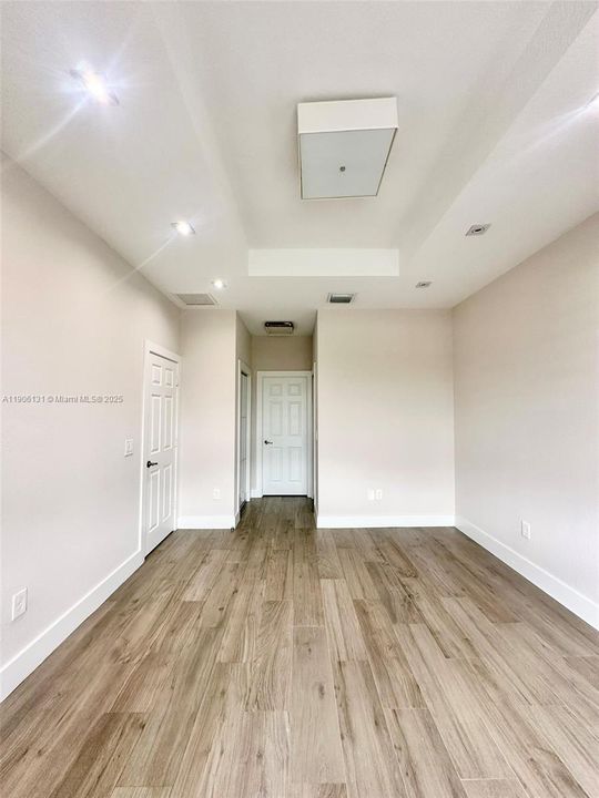 Activo con contrato: $4,570 (4 camas, 2 baños, 1850 Pies cuadrados)