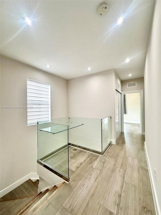 Activo con contrato: $4,570 (4 camas, 2 baños, 1850 Pies cuadrados)