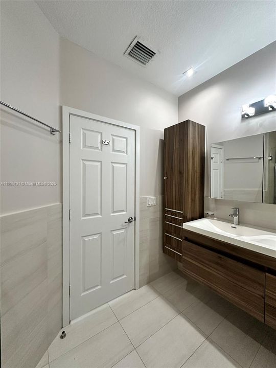 Activo con contrato: $4,570 (4 camas, 2 baños, 1850 Pies cuadrados)