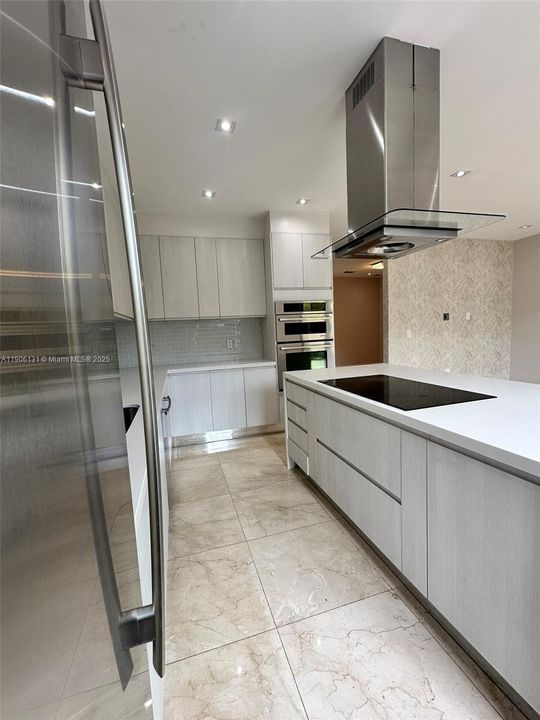 Activo con contrato: $4,570 (4 camas, 2 baños, 1850 Pies cuadrados)