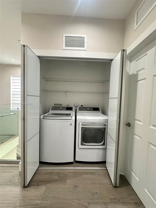 Activo con contrato: $4,570 (4 camas, 2 baños, 1850 Pies cuadrados)